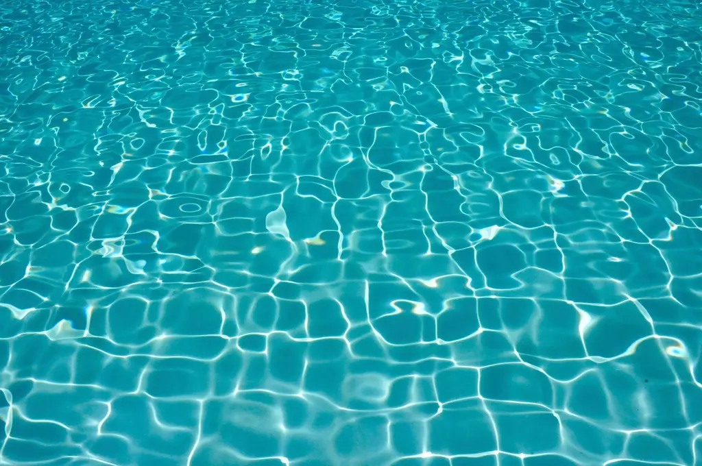 Agua de piscina cristalina